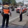 Petugas Dinas Perhubungan Kota Cimahi saat Mengatur Lalu Lintas di Simpang Pemkot Cimahi (Ist)
