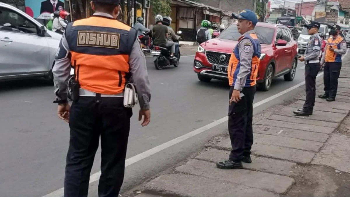 Petugas Dinas Perhubungan Kota Cimahi saat Mengatur Lalu Lintas di Simpang Pemkot Cimahi (Ist)