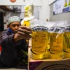 Ilustrasi: Seorang penjual menata MinyaKita di kios miliknya di Pasar Kosambi, Kota Bandung, Selasa (11/3). Foto: Dimas Rachmatsyah / Jabar Ekspres