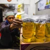 Seorang penjual menata MinyaKita di kios miliknya di Pasar Kosambi, Kota Bandung, Selasa (11/3). Foto: Dimas Rachmatsyah / Jabar Ekspres