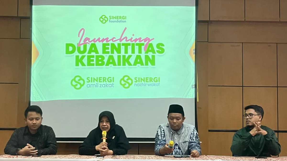 Pengurus Yayasan Semai Sinergi Umat - Sinergi Foundation, Ima Rachmalia, saat acara jumpa pers, di Gedung Wakaf, Kota Bandung, Senin, (3/3/2025).