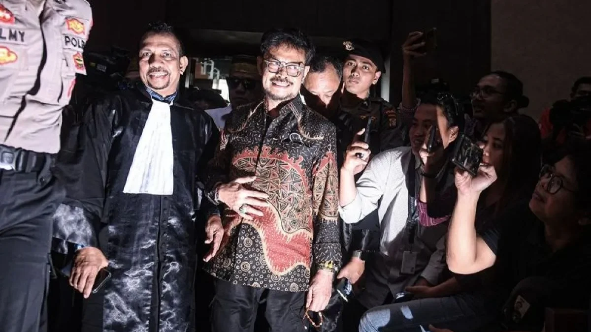 Usai Kasasi Ditolak MA, KPK Segera Eksekusi Mantan Menteri Pertanian SYL Terdakwa kasus dugaan pemerasan dan gratifikasi di Kementerian Pertanian Syahrul Yasin Limpo (tengah). (foto/ANTARA)