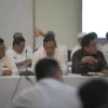 Bupati Ciamis Herdiat (kiri) saat menghadiri rapat bersama Menteri ATR/BPN dan Gubernur Jabar membahas doal tata ruang. (foto: Istimewa)