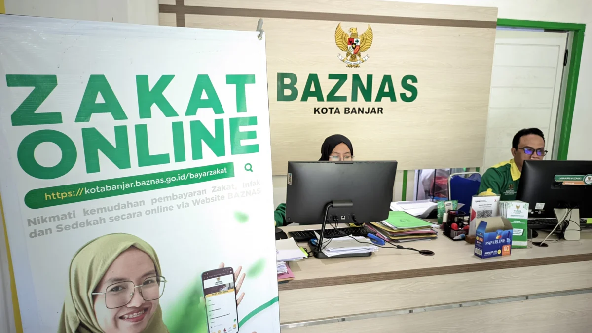 Beberapa pegawai di Baznas Kota Banjar sedang bekerja di ruang pelayanan. Sementara oknum pungli di Unit Pengumpul Zakat (UPZ) Baznas Kelurahan Banjar harus segera ditindak tegas. (foto: Cecep Herdi/Jabar Ekspres)