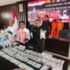Kasatres Narkoba Polresta Bogor Kota, Kompol Dede Hendrawan bersama jajaran, menunjukkan sejumlah barang bukti narkotika beragam jenis di Mapolresta Bogor Kota, Senin (3/3). (Yudha Prananda / Jabar Ekspres)