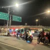 Kondisi arus lalu lintas di jalur arteri Simpang Tol Padalarang, Bandung Barat. Jumat (28/3). Dok Jabar Ekspres/Suwitno
