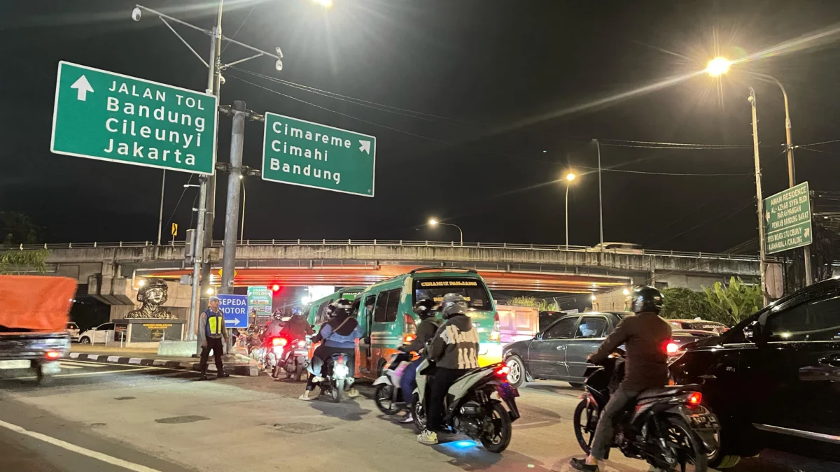 Kondisi arus lalu lintas di jalur arteri Simpang Tol Padalarang, Bandung Barat. Jumat (28/3). Dok Jabar Ekspres/Suwitno