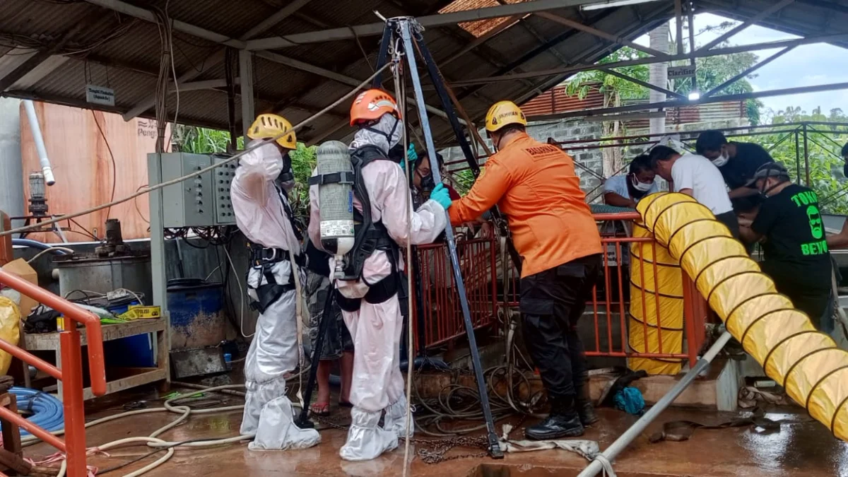 Tim SAR Gabungan saat melakukan proses evakuasi tiga pekerja PT Adira Semesta Industry yang meninggal tenggelam di sumur limbah pabrik, wilayah Desa Sindanggalih, Kecamatan Cimanggung, Kabupaten Sumedang. (Kantor SAR Bandung for Jabar Ekspres)