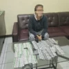 Polsek Ciparay berhasil mengamankan satu orang terduga pelaku wanita berinisial FS (32) beserta barang bukti ratusan butir obat keras tertentu di Ciparay, Kabupaten Bandung. Foto Istimewa