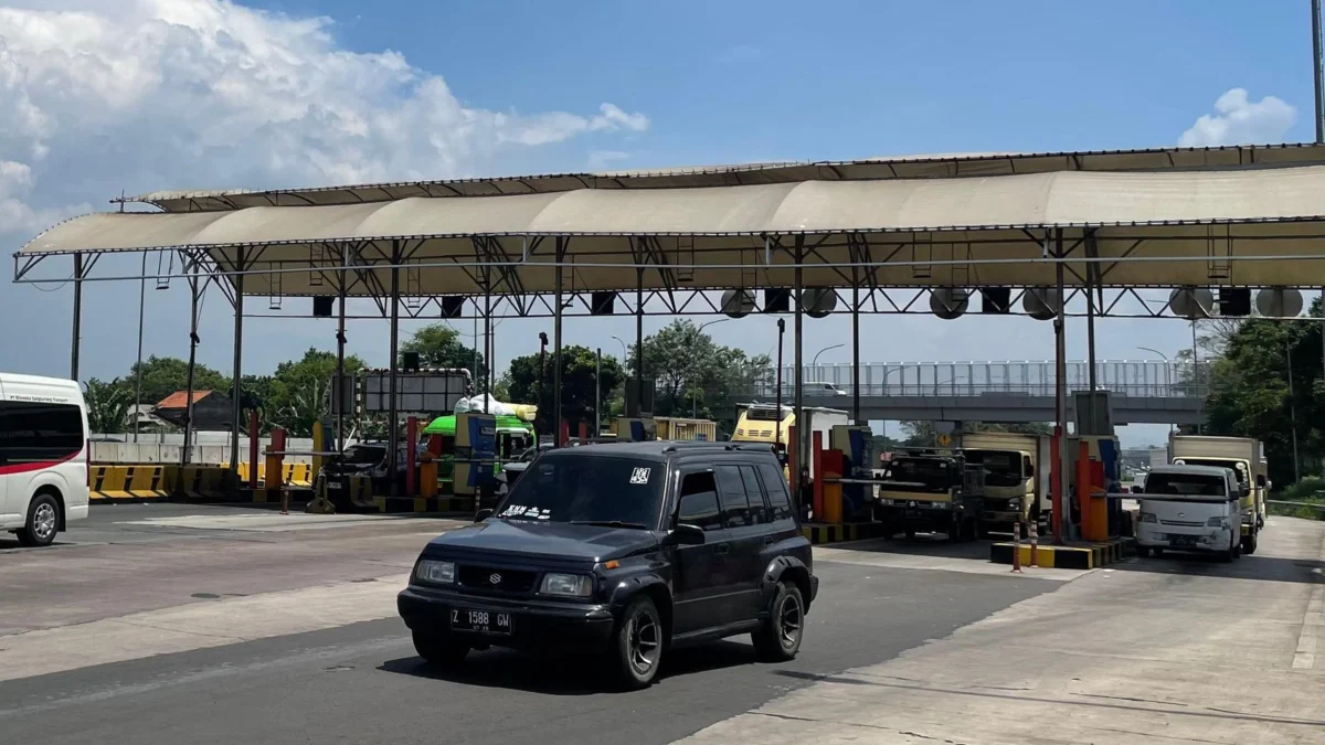 Arus lalu lintas di Gerbang Exit Tol Cileunyi, Kabupaten Bandung mulai dilintasi pemudik, Senin (24/3/2025). Foto Agi