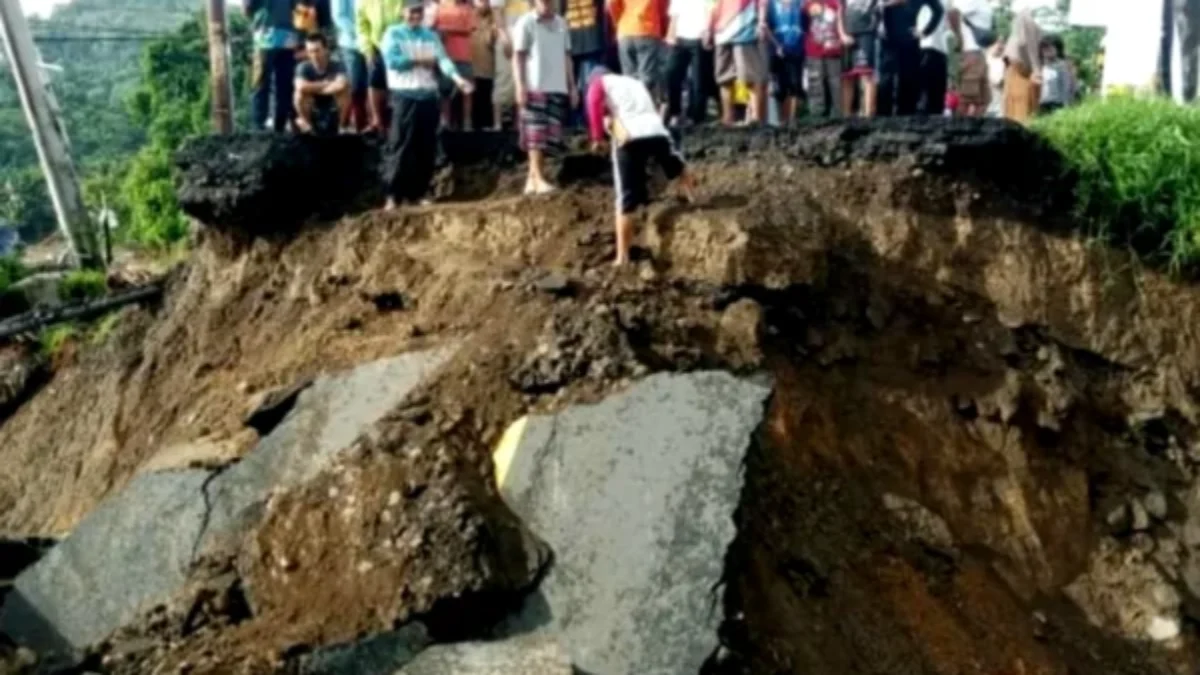 BPBD Jabar dan Tim Gabungan Terus Cari Korban Longsor di Sukabumi BPBD Jabar dan Tim Gabungan Terus Cari Korban Longsor di Sukabumi