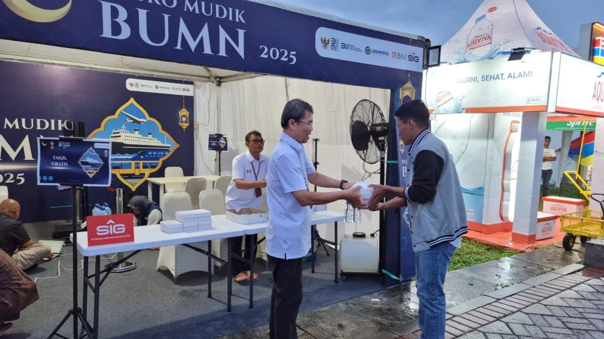 BNI Bagikan Takjil dan Layanan Kesehatan di Posko Mudik Malang BNI Bagikan Takjil dan Layanan Kesehatan di Posko Mudik Malang