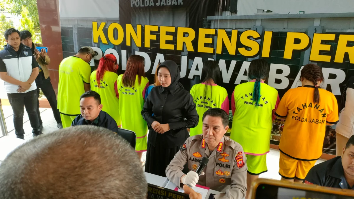 Menguak Praktik Asusila Terselubung dalam Aplikasi, Polda Jabar Amankan 7 Pelaku Dok. Preskon pers pengungkapan kasus tindak pidana praktik asusila melalui aplikasi. Kamis, (6/3). Foto. Sandi Nugraha.