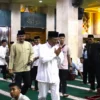 Bupati Ciamis Herdiat Sunarya saat menghadiri Nuzulul Quran di Mesjid Agung Ciamis, pada Senin malam (17/3/2025). (foto: istimewa)