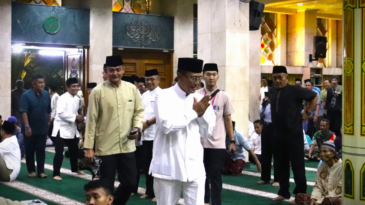 Bupati Ciamis Herdiat Sunarya saat menghadiri Nuzulul Quran di Mesjid Agung Ciamis, pada Senin malam (17/3/2025). (foto: istimewa)