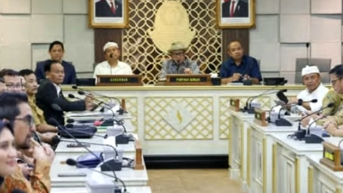 Gubernur Dedi Mulyadi saat rapat dengan Badan Anggaran DPRD Jabar, Senin (3/3).