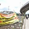 Pengendara bermotor melintasi spanduk bertuliskan peringatan stop buang sampah sembarangan di bawah fly over Ciroyom, Kota Bandung, Rabu (12/3). Foto: Dimas Rachmatsyah / Jabar Ekspres