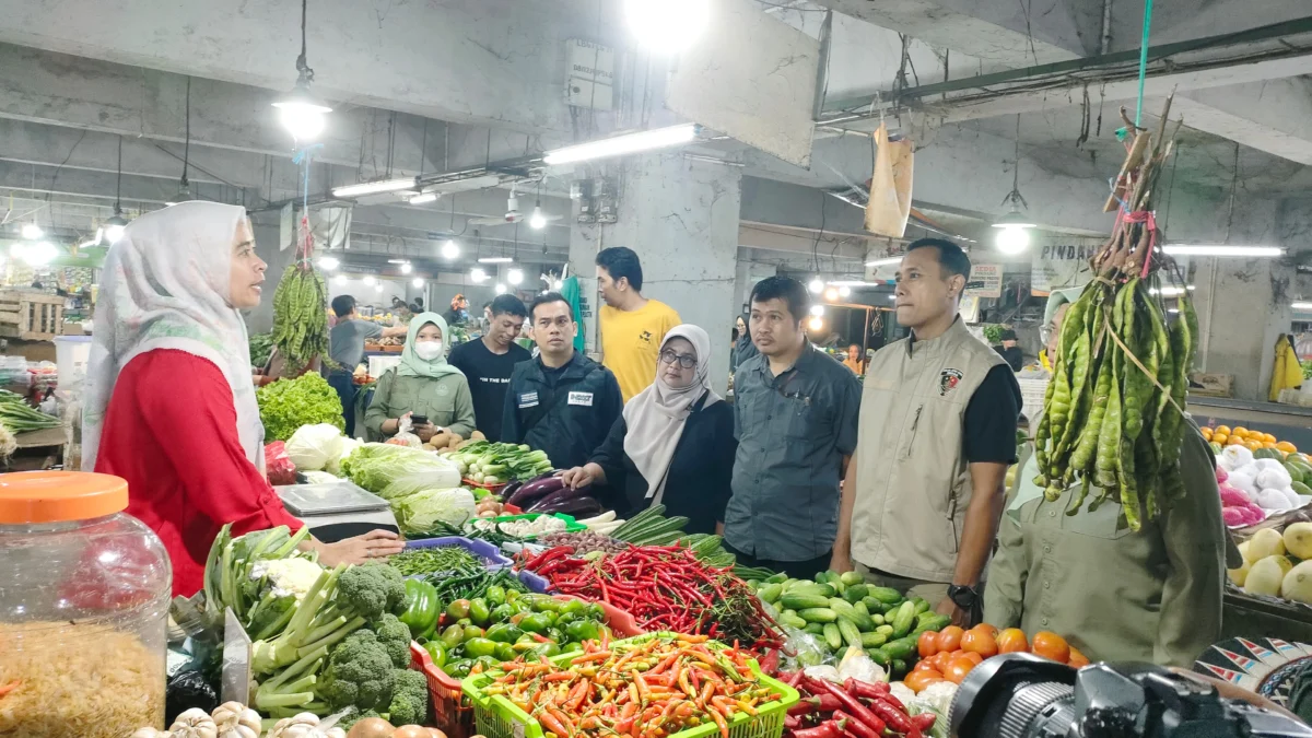 Satgas Pangan Polda Jabar Klaim Harga Kebutuhan Pokok Menjelang Lebaran Mulai Turun Dok. Satgas Pangan Polda Jabar saat melakukan pengecekan kebutuhan pokok jelang Idul Fitri di Pasar Kosambi Bandung. Kamis (13/3). Foto. Sandi Nugraha.