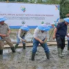Wakil Gubernur Jawa Barat, Erwan Setiawan menghadiri dan memberikan sambutan dalam Kegiatan Panen Pertama Varietas Padi Cikawasen di Kabupaten Ciamis, Selasa (18/3/2025). Foto : Angga Yogaswara - Biro Adpim Jabar
