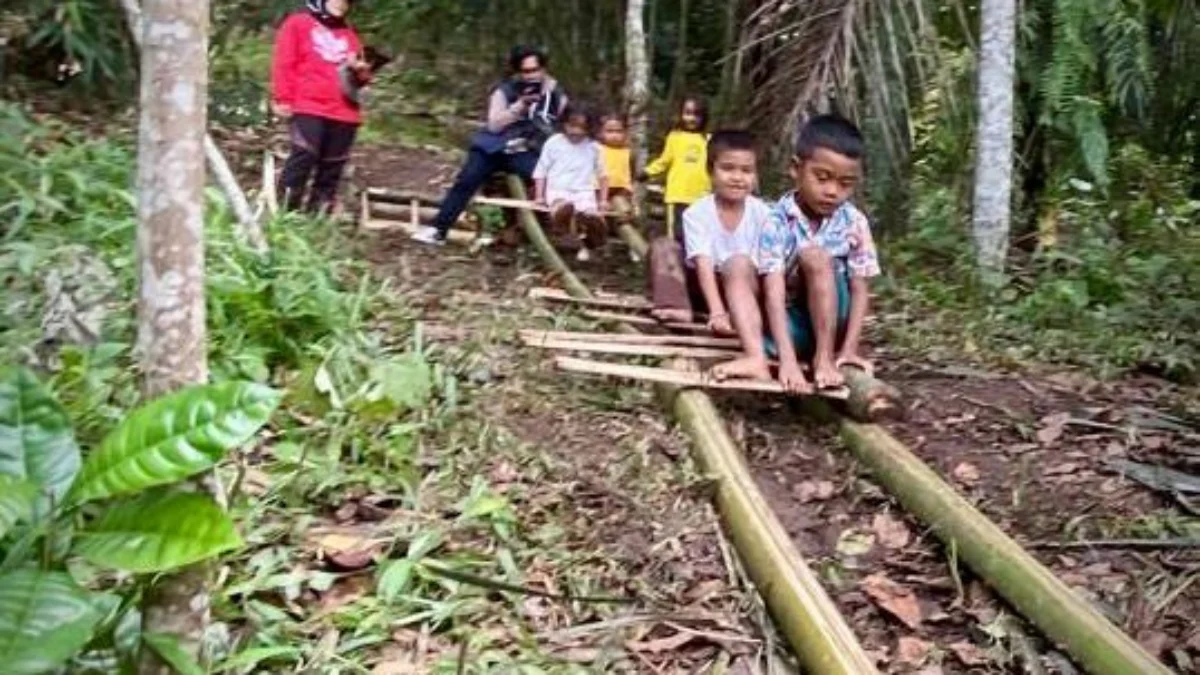 Lori Mainan Jadul Anak-anak Cipongkor Bandung Barat saat Ngabuburit