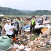 Sekda Herman Suryatman saat mengecek Longsor Sampah di TPA Sarimukti
