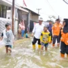 Sekda Herman Suryatman memberikan bantuan dari Pemdaprov Jabar bagi korban banjir Bandung selatan, Ahad (9/3/2025). (yogi prayoga dokpim jabar)