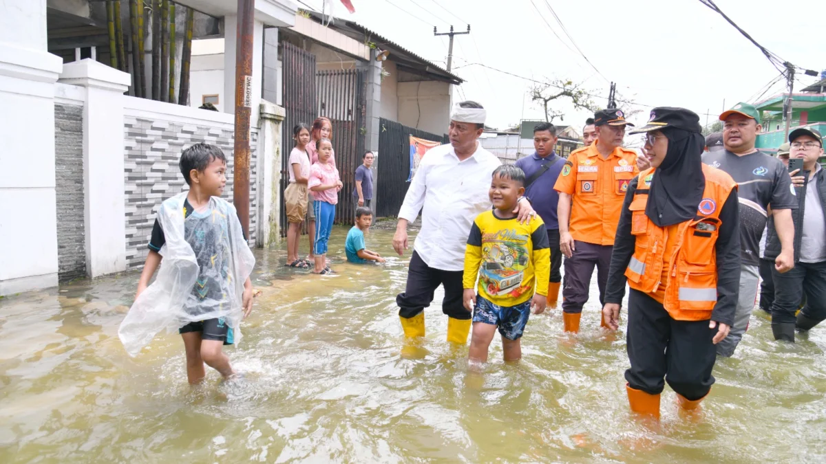 Sekda Herman Suryatman memberikan bantuan dari Pemdaprov Jabar bagi korban banjir Bandung selatan, Ahad (9/3/2025). (yogi prayoga dokpim jabar)