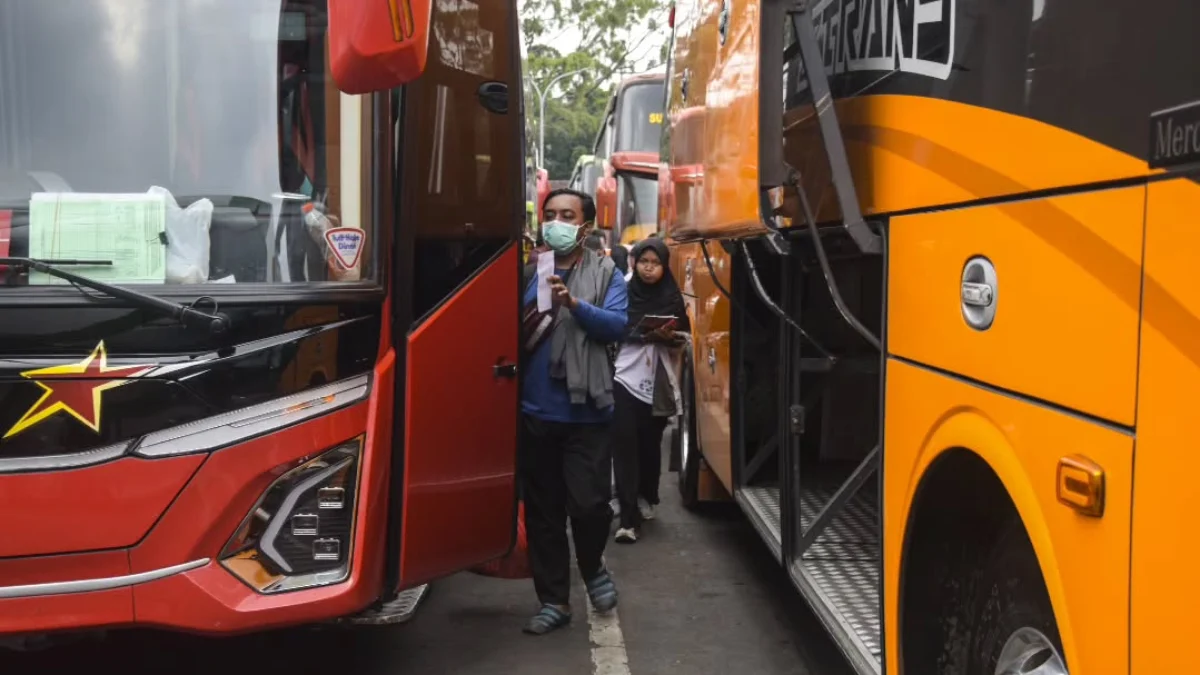 Calon penumpang berjalan menuju bus di Terminal Cicaheum, Kota Bandung, Senin (24/3). Foto: Dimas Rachmatsyah / Jabar Ekspres