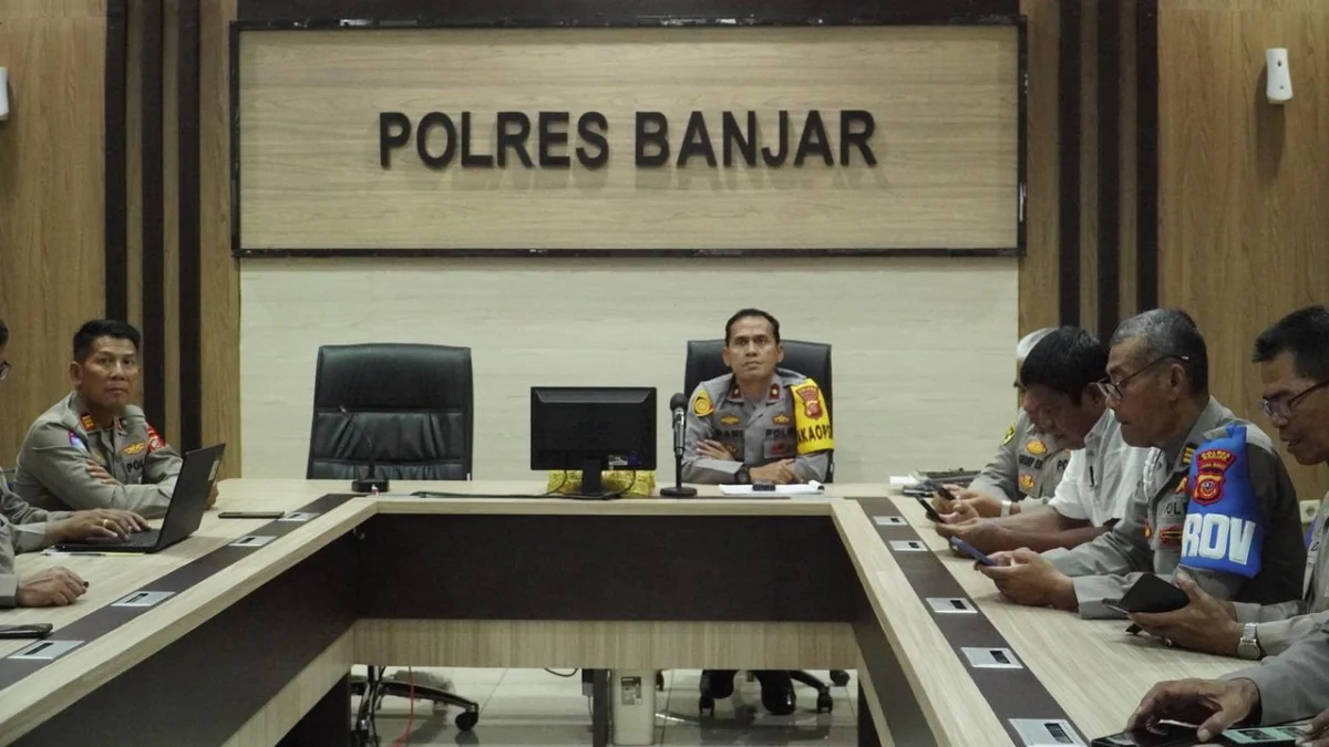 Waka Polres Vanjar sekaligus Ketua UPP Saber Pungli Kota Banjar Kompol Dani Prasetya saat memimpin rapat dengan jajaran pejabat utama Polres Banjar baru-baru ini. (Cecep Herdi/Jabar Ekspres)