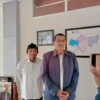 Kepala P3DW Kota Banjar Benny Suranata (kanan) saat diwawancara, Rabu (19/3/2025). Ia membenarkan program penghapusan tunggakan pajak hingga tahun 2024 dimulai 20 Maret hingga 6 Juni 2025. (Foto: Cecep Herdi/Jabar Ekspres)