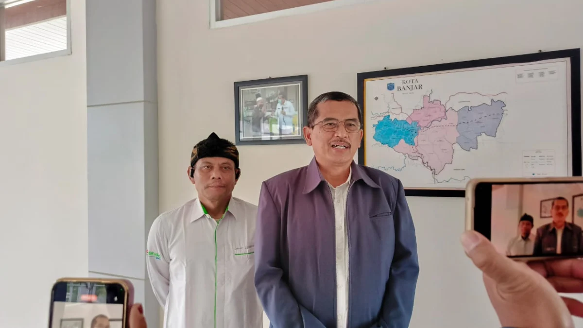 Kepala P3DW Kota Banjar Benny Suranata (kanan) saat diwawancara, Rabu (19/3/2025). Ia membenarkan program penghapusan tunggakan pajak hingga tahun 2024 dimulai 20 Maret hingga 6 Juni 2025. (Foto: Cecep Herdi/Jabar Ekspres)