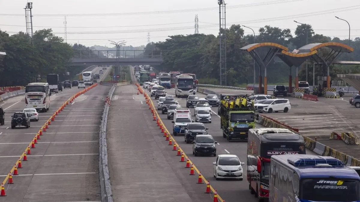 Sejumlah kendaraan memadati Tol Cikopo-Palimanan (Cipali) Palimanan, Cirebon, Jawa Barat. (foto/ANTARA)