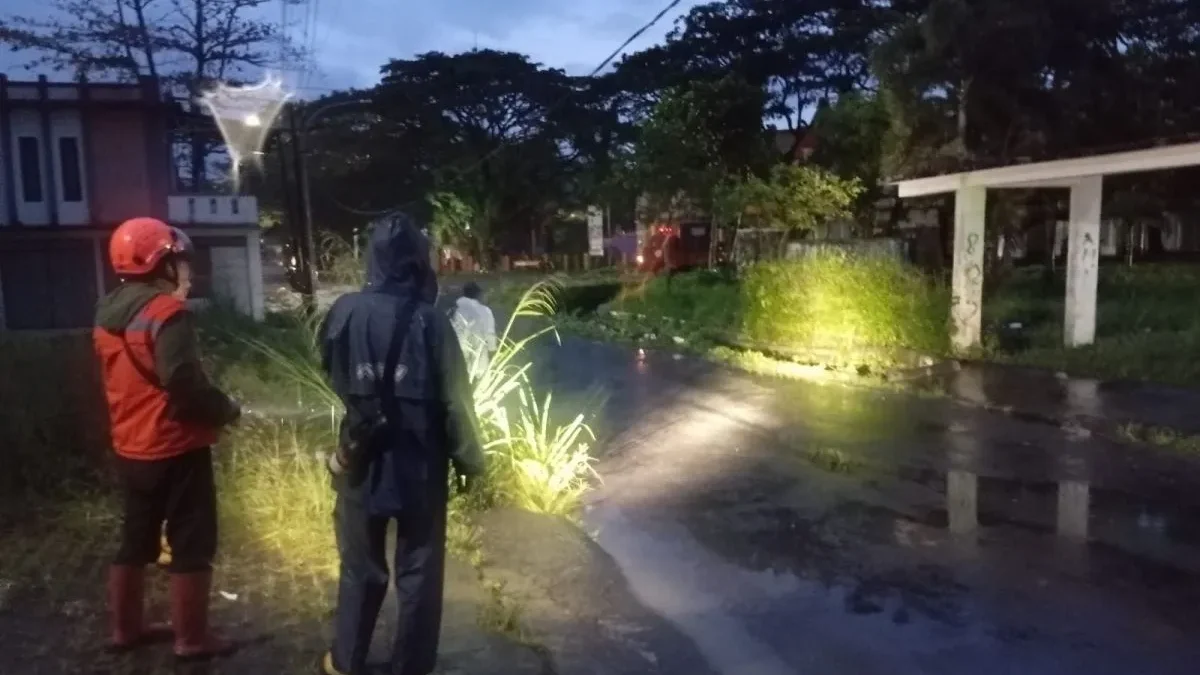 Banjir dan Tanah Longsor di Sukabumi Meluas, dari 9 Titik Jadi 18 Titik Petugas BPBD Kota Sukabumi saat meninjau lokasi banjir di Kampung Santiong, Kelurahan Cipanengah, Kecamatan Lembursitu, Kota Sukabumi, pada Jumat (7/3/2025). (foto/ANTARA)