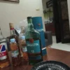 Wakil Ketua DPRD Kota Bandung Edwin Senjaya bersama sejumlah ormas keagamaan saat mengumpulkan barang bukti berupa sejumlah minuman beralkohol berbagai merek dari hasil monitoring THM yang masih beroperasi selama Ramadan beberapa hari lalu.