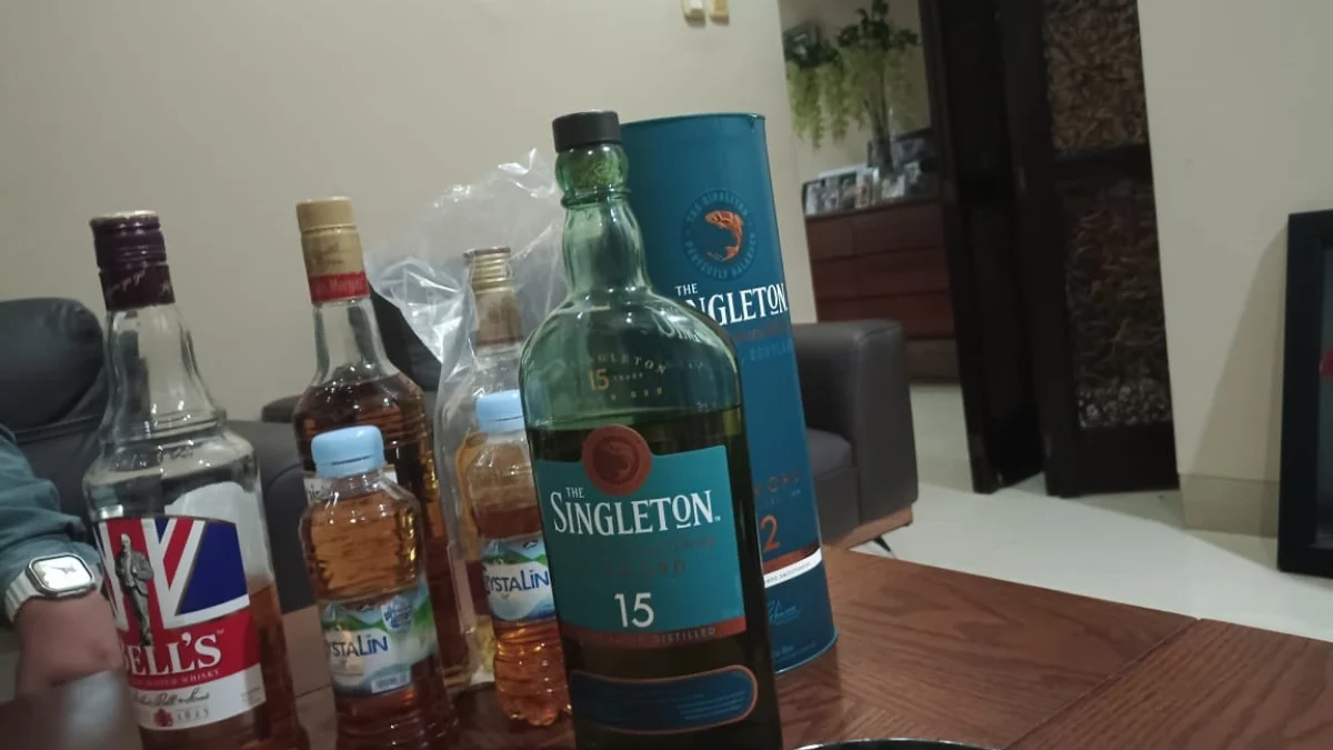 Wakil Ketua DPRD Kota Bandung Edwin Senjaya bersama sejumlah ormas keagamaan saat mengumpulkan barang bukti berupa sejumlah minuman beralkohol berbagai merek dari hasil monitoring THM yang masih beroperasi selama Ramadan beberapa hari lalu.