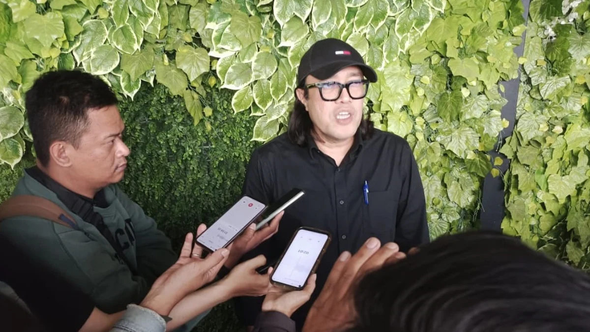 Diminta Jangan Tebang Pilih, PDI Perjuangan Tantang Gubernur Jabar Bongkar juga Bangunan Milik Swasta Ketua DPD PDI Perjuangan Jabar Ono Surono menantang Gubernur Jabar Dedi Mulyadi agar jangan tebang pilih dalam membongkar bangunan termasuk milik swasta.