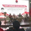 Sekretaris DPD PDI Perjuangan Jabar Ketut Sustiawan dalam diskusi yang dilaksanakan Fraksi PDIP DPRD Jabar, di Gedung DPRD Jabar Jalan Diponegoro, Kota Bandung, Kamis (20/3).