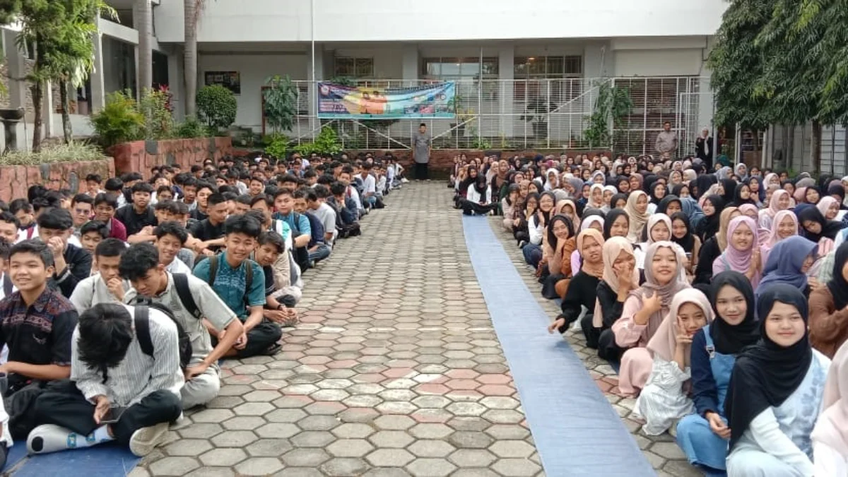 ANTUSIAS: Ratusan siswa SMA Negeri 26 Kota Bandung dengan antusias mengikuti kegiatan Penutupan SmartTren 1446 H/2025 M, yang digelar di lapangan sekolah pada Kamis, 20 Maret 2025.
