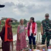 Anggota DPRD Kabupaten Bandung Angie Natesha Goenadi Go menyerahkan bantuan kepada warga terdampak banjir di Desa Sukamenak Kecamatan Margahayu Kabupaten Bandung, Senin (10/3).