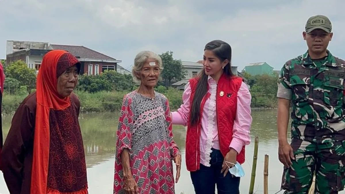 Teh Angie Salurkan Bantuan ke Warga Terdampak Banjir di Kabupaten Bandung Anggota DPRD Kabupaten Bandung Angie Natesha Goenadi Go menyerahkan bantuan kepada warga terdampak banjir di Desa Sukamenak Kecamatan Margahayu Kabupaten Bandung, Senin (10/3).