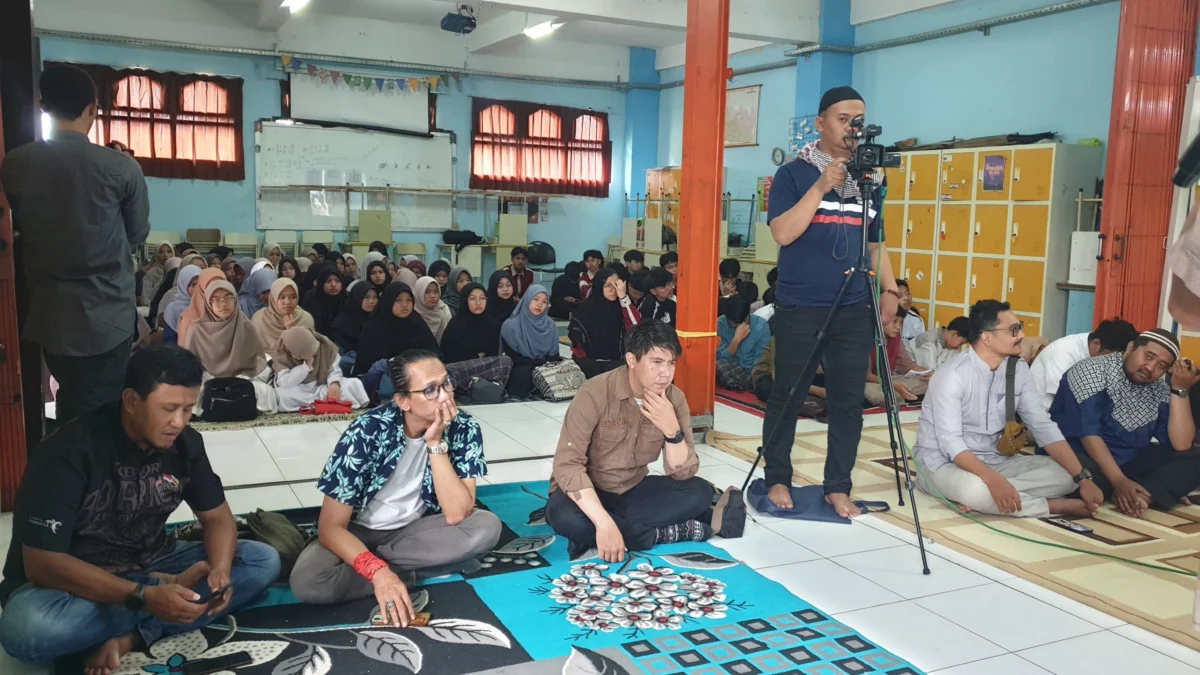 Momen Jurnalis Nyantri, Berbagi Pengetahuan di Pesantren Kegiatan bertajuk Jurnalis Nyantri #4 "Jurnalisme Pesantren: Suara Kebenaran di era digital" digelar di Pondok Pesantren 110 Manbaul Huda, Jalan Cijawura Girang, Kota Bandung, Sabtu (15/3).