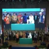 Menteri Sosial Saifullah Yusuf saat menandatangani MoU dengan 13 perguruan tinggi sebagai langkah penanggulangan angka kemiskinan ekstrem di Jabar, berlangsung di Kampus Poltekesos, Jalan Ir H Djuanda, Kota Bandung, Jumat, 7 Maret 2025.