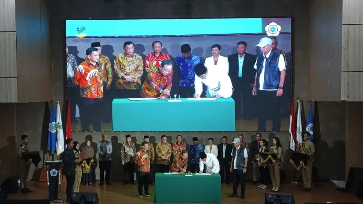 Menteri Sosial Saifullah Yusuf saat menandatangani MoU dengan 13 perguruan tinggi sebagai langkah penanggulangan angka kemiskinan ekstrem di Jabar, berlangsung di Kampus Poltekesos, Jalan Ir H Djuanda, Kota Bandung, Jumat, 7 Maret 2025.