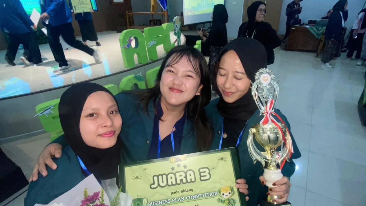 UKIR PRESTASI: Tiga mahasiswi SITH ITB berhasil meraih juara 3 kategori Business Plan Competition dalam ajang AFC Season 16 yang diselenggarakan Fakultas Pertanian Universitas Jenderal Soedirman 1 Januari hingga 23 Februari 2025. 