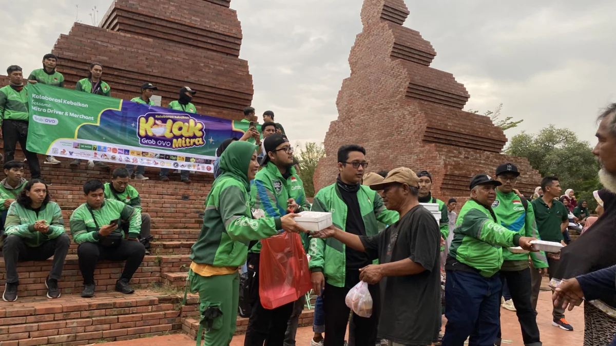 Grab Indonesia kembali menggelar kegiatan sosial tahunan Kolaborasi Kebaikan Mitra (KOLAK) selama bulan Ramadan di Cirebon yang berlangsung pada Selasa (18_3)