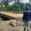 Pembangunan jembatan bailey di Jalan Citeureup- Sukamakmur. Foto : Istimewa