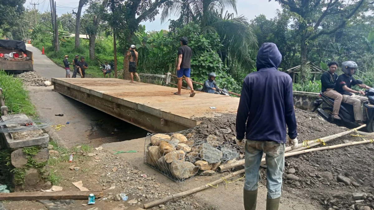 Pembangunan jembatan bailey di Jalan Citeureup- Sukamakmur. Foto : Istimewa