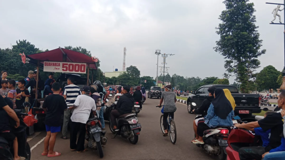 Jadi Surga Kuliner, Warga Berburu Takjil di Stadion Pakansari Warga berburu takjil di Stadion Pakansari