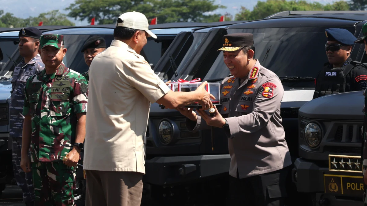 Sekda Jabar Herman Suryatman menyaksikan penyerahan kendaraan khusus Maung MV3 buatan PT Pindad kepada TNI/Polri di Lanud Husein Sastranegara, Kota Bandung, Sabtu (1/3/2025).
