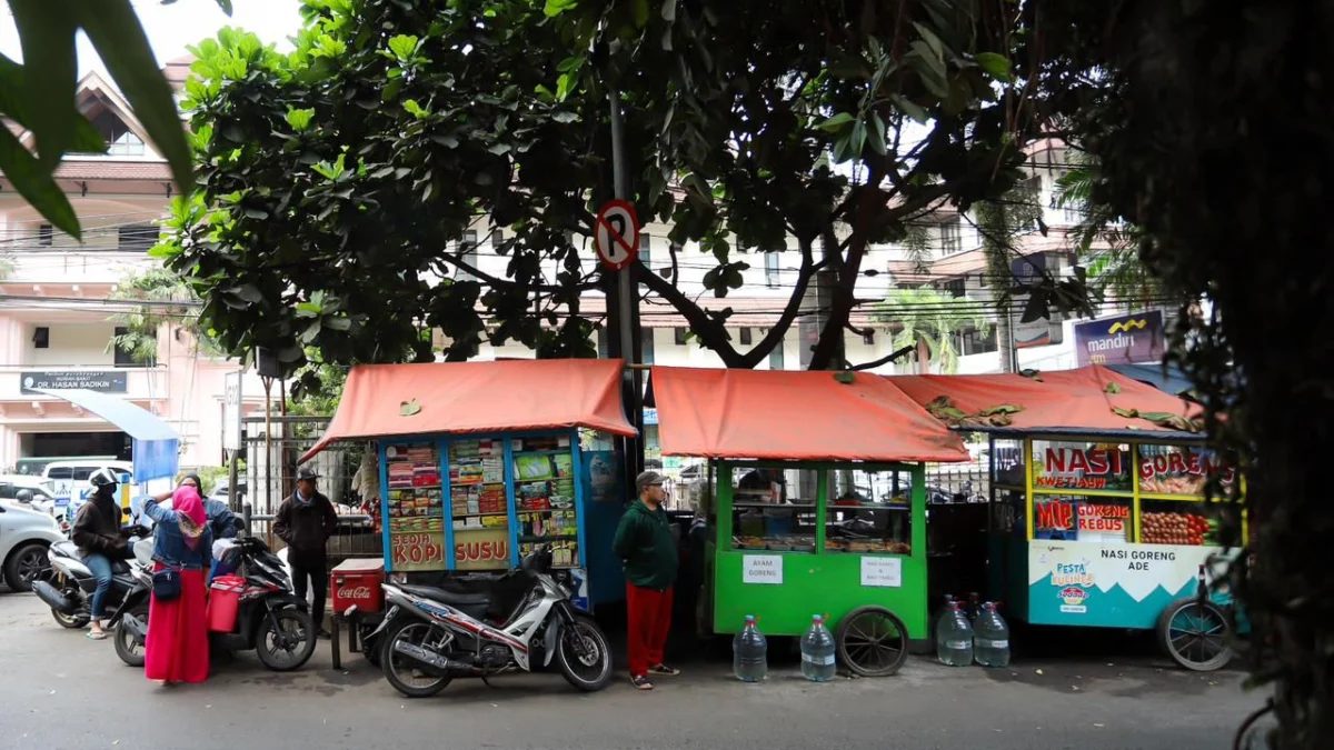 Cegah PKL Liar Selama Ramadan, Begini Upaya Satpol PP Kota Bandung Ilustrasi PKL di Kota Bandung : Satpol PP bakal berkordinasi dengan pihak kewilayahan, guna mengantisipasi aktivitas PKL di zona bukan peruntukan selama Ramadhan (Dok Jabar Ekspres)